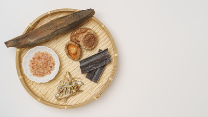 和風の出汁(だし)イメージ｜鰹節・削り節・昆布・煮干し・椎茸