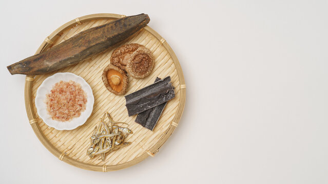 和風の出汁(だし)イメージ｜鰹節・削り節・昆布・煮干し・椎茸