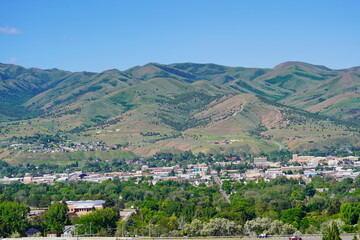 Naklejka premium The big mountain and city Pocatello