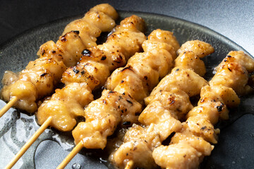 焼鳥(ぼんじり塩焼き串)をフライパンで温め直す(料理酒をかけて)。
