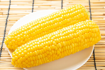 ゆでたとうもろこし。背景すだれで夏イメージ。
