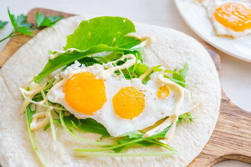 冷凍目玉焼きのオープンサンド