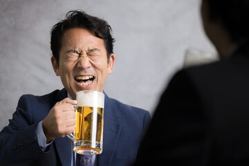 生ビールで乾杯するサラリーマン うまい～っとなる顔