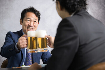 生ビールで乾杯するサラリーマン