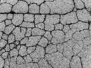 経年劣化で割れたアスファルト・舗装路・道路の俯瞰・アップ