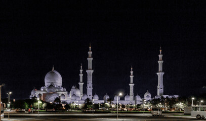 Obraz premium The nights view of splendor of Sheikh Zayed Grand Mosque in Abu Dhabi city, United Arab Emirates