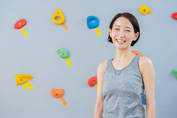 ボルダリングをする女性のポートレート