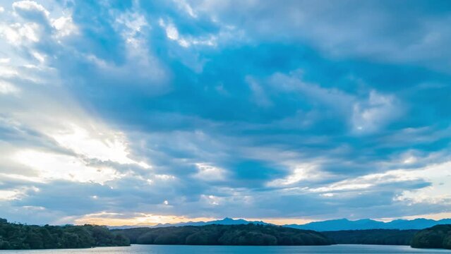 湖畔の夕暮れ時
