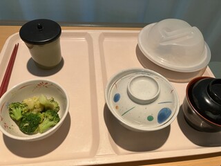 病院食　提供時のフタ付
