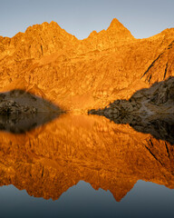 Lever de soleil au Lac Vert dans le Parc National du Mercantour en été autour du refuge Valmasque...