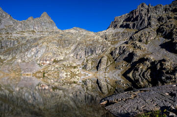 Lever de soleil au Lac Vert dans le Parc National du Mercantour en été autour du refuge Valmasque en France dans les Alpes-Maritimes