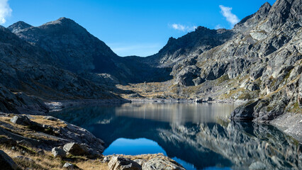 Paysage de montagne autour du lac de Basto dans le Parc National du Mercantour en &eacute;t&eacute; en France dans les Alpes-Maritimes