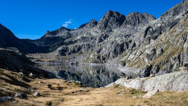 Paysage de montagne autour du lac de Basto dans le Parc National du Mercantour en &eacute;t&eacute; en France dans les Alpes-Maritimes