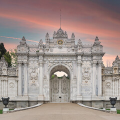 Obraz premium Dawn shot of closed gate leading to former Ottoman Dolmabahce Palace, or Dolmabahce Sarayi, suited in Ciragan Street, Besiktas district, Istanbul, Turkey. View from the internal court