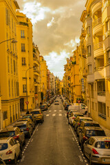 Fototapeta premium City street with Building and Cars in Nice Centrum in Provence-Alpes-Côte d'Azur, France..