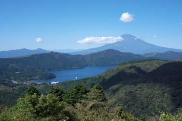 大観峰より初冠雪の富士山を望む