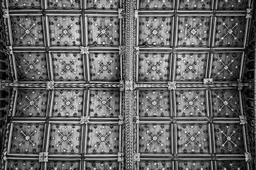 Metal ceiling decorated in a unique grid pattern with multiple interconnected circles - obrazy, fototapety, plakaty