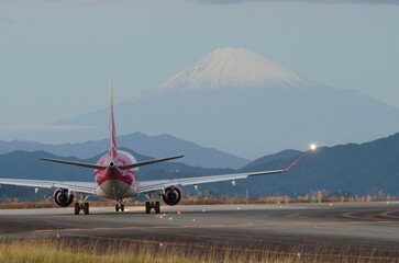 夕方の富士山と飛行機