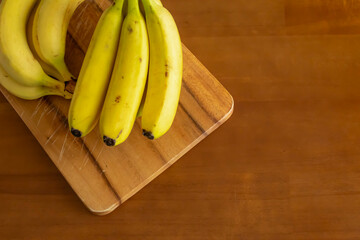 カッティングボードにのったバナナ