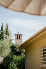 Kirchturm in Saint Etienne de Gourgas, Frankreich