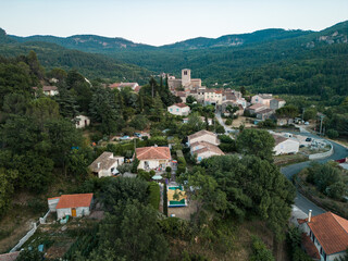 Saint Etienne de Gourgas, Luftaufnahme, Ort in Frankreich