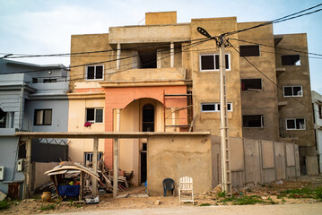 Un terrain vague avec des immeubles en construction vers l'ancien aéroport de Dakar au Sénégal en Afrique
