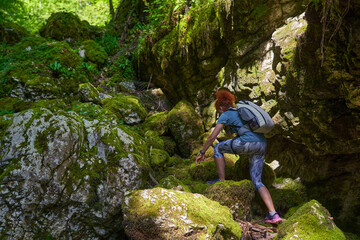Obraz premium Woman hiker exploring a canyon