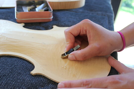 Violine wird im Atelier gebaut