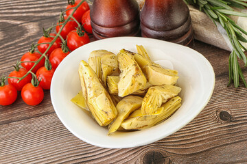 Grilled artichoke marinated in oil