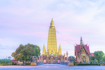 Obraz premium Sunset at Wat Mahathat Wachiramongkol (Wat Bang Thong) Thailand Krabi, Krabi Khlong Thom Temple 