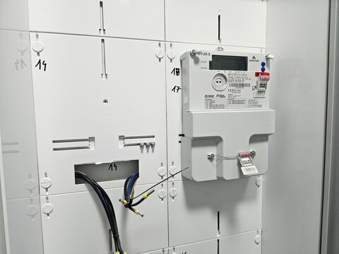 Nowy licznik energii elektrycznej dostarczony konsumentom. Miernik