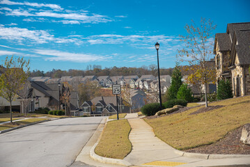 Speed limit at 25 miles on residential street leading down steep hill, row of two-story houses, new development subdivision neighborhood upscale homes, Atlanta, Georgia, USA - obrazy, fototapety, plakaty