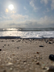 Fototapeta na wymiar Fokus auf Urlaub - Wellen des Meeres brechen sanft am Strand
