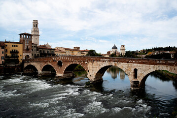 R&iacute;o Adige a su paso por Verona, Italia