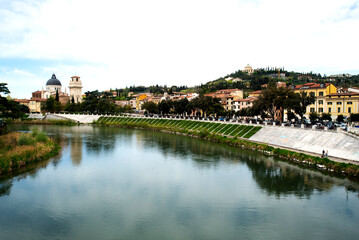 Fototapeta na wymiar Río Adige a su paso por Verona, Italia
