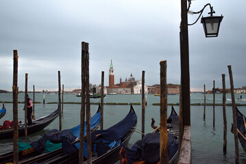 Gondolas en el Gran Canal de Venezia