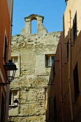 Il borgo medievale di Castel Sardo affacciato sullo spettacolare mare della Sardegna. Sardegna,...