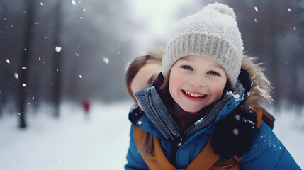 Gros plan sur le visage d'une petite fille à la montagne avec de la neige en hiver. 