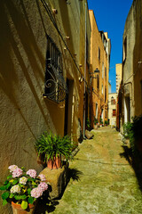 Il borgo medievale di Castel Sardo affacciato sullo spettacolare mare della Sardegna. Sardegna,...