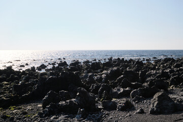 海岸に転がる玄武岩溶岩の風景