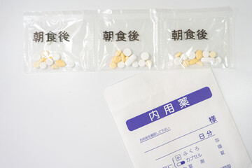 薬袋と1包化された処方薬（朝食後）