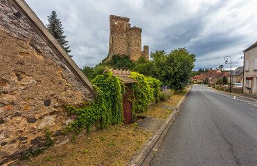 Fototapeta na wymiar Village de Hérisson, Allier, France 