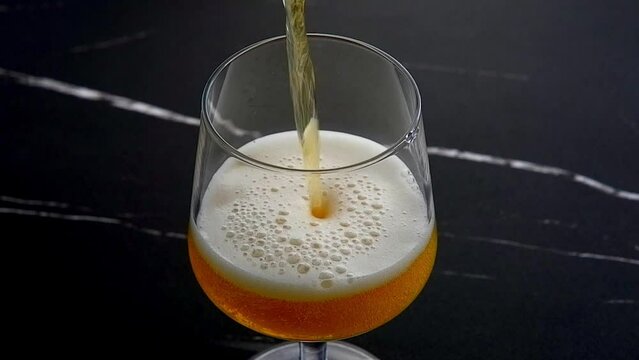 泡立ちのよいよく冷えたビールをグラスに注ぐ動画素材
