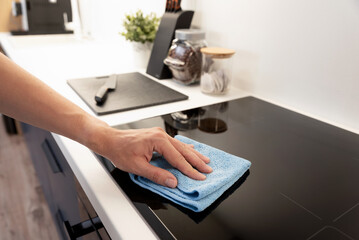 Hand cleaning induction stove