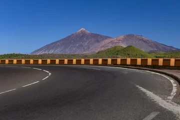 Photo sur Plexiglas les îles Canaries Teide volcano in Tenerife - a dangerous winding road to the top of the volcano