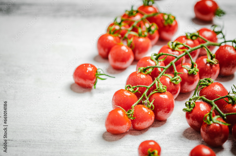 Wall mural fresh tomatoes. on white table.