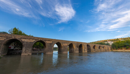 Fototapeta na wymiar Diyarbakir, Turkey historic ten-eyed bridge view (on gozlu kopru)