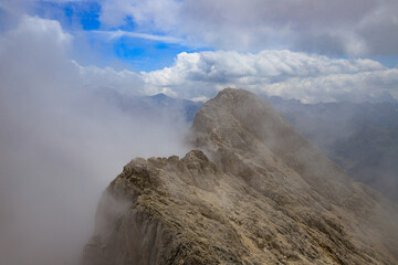 Sassolungo tra le nubi - Dolomiti