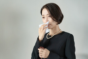 大切な人を亡くし悲しみの表情の女性