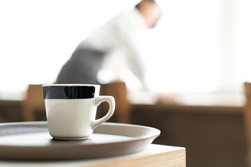 コーヒーカップとカフェ店員